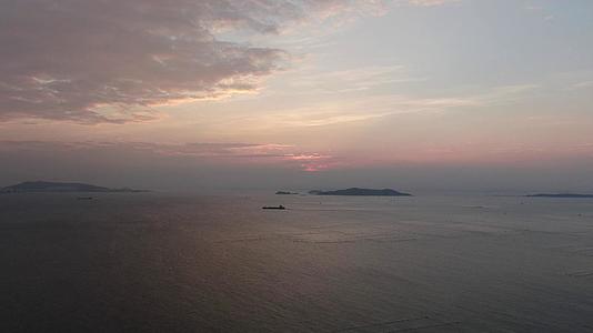 航拍海上落日余晖夕阳西下视频的预览图