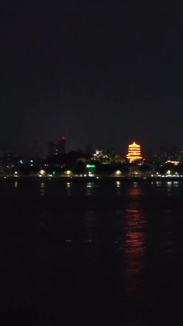 武汉长江大桥在夜晚的视频视频的预览图