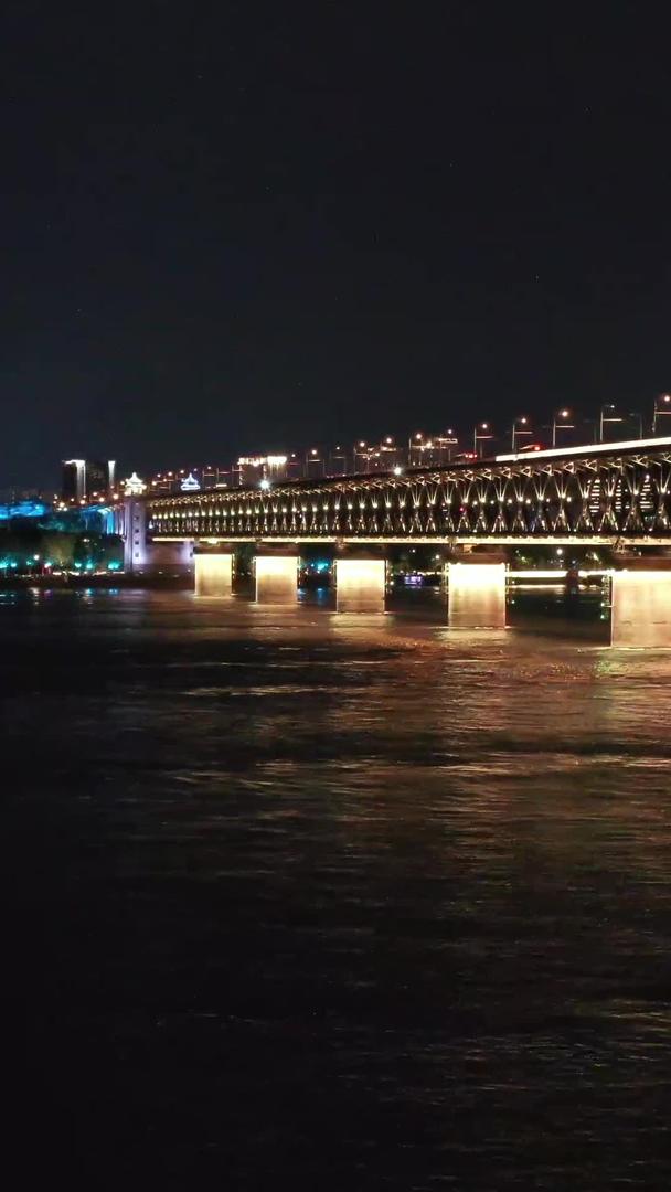武汉长江大桥在夜晚的视频视频的预览图