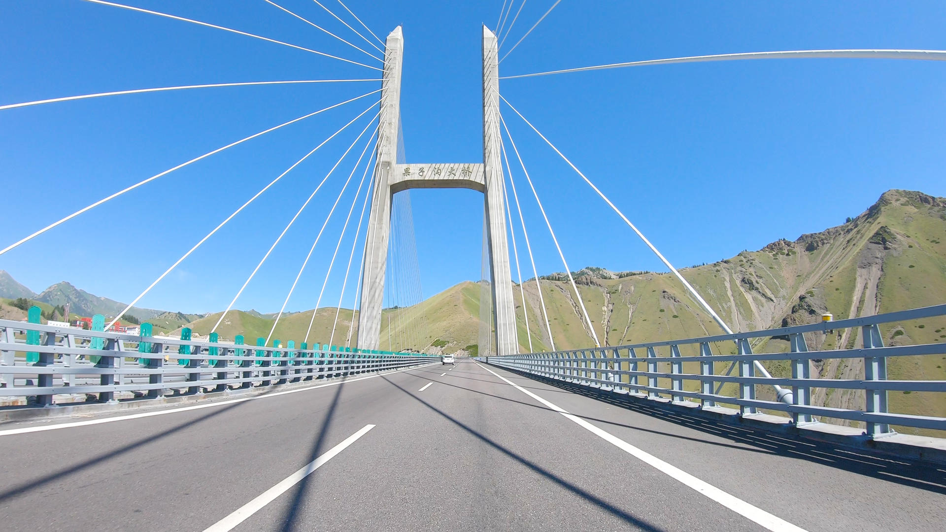 4K新疆果子沟大桥高速路拍视频的预览图