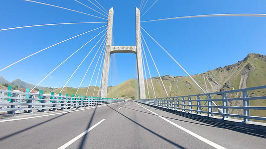4K新疆果子沟大桥高速路拍视频的预览图