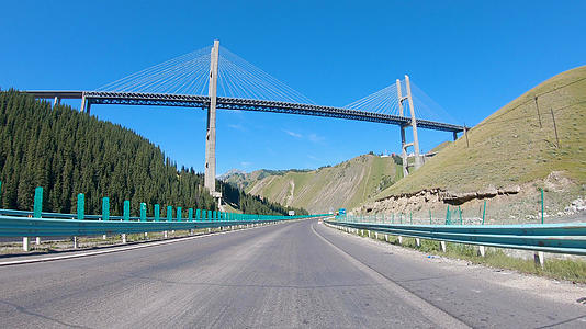 4K新疆果子沟大桥高速公路路拍视频的预览图