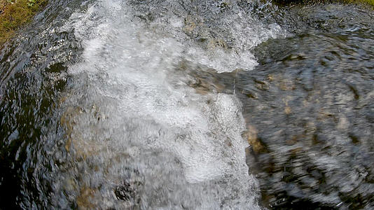 4K自然水资源流水视频的预览图