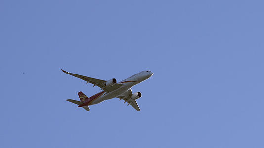 蓝天中的飞机视频的预览图