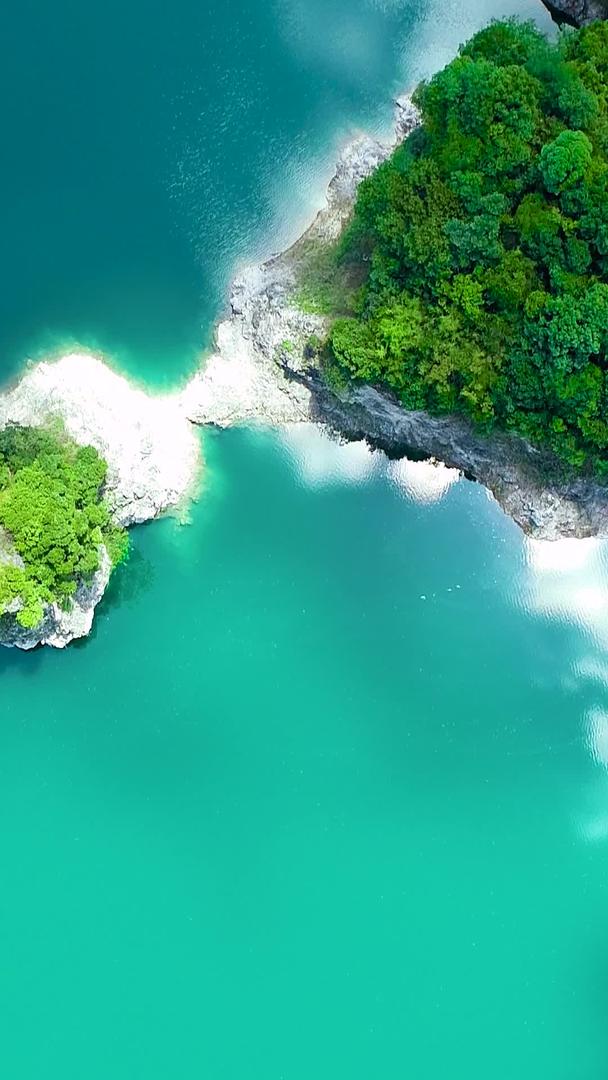仙境小岛航拍在水中央视频的预览图