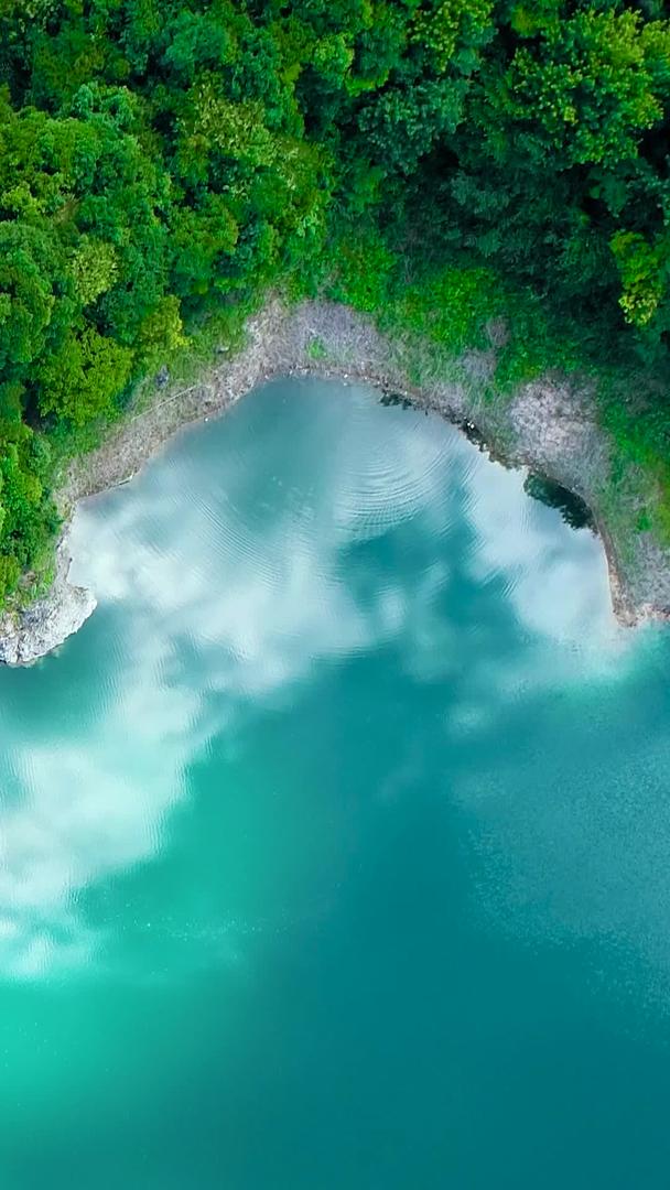仙境小岛航拍在水中央视频的预览图