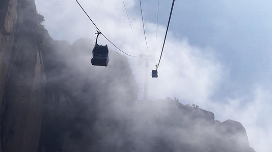 陕西华山旅游登山索道缆车上看山顶云海4k素材视频的预览图