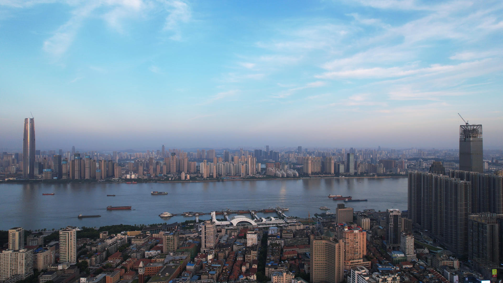 航拍城市江景天际线地标建筑街景4k素材视频的预览图