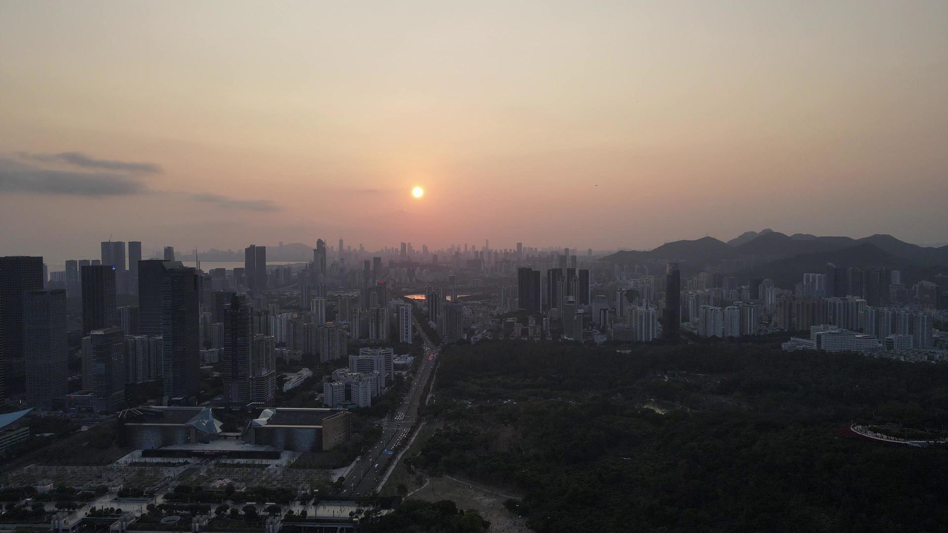 4K航拍深圳城市日落视频的预览图
