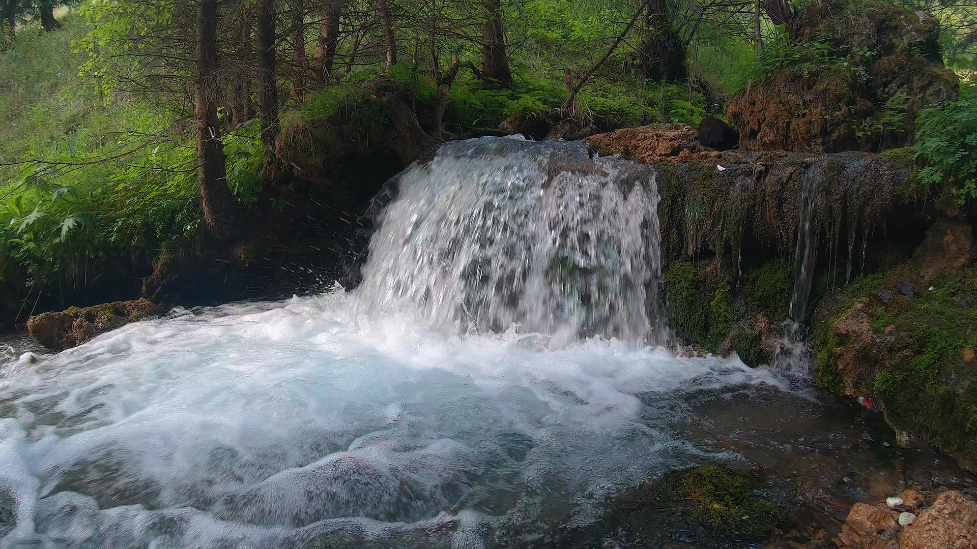 4K新疆天山溪流瀑布视频的预览图