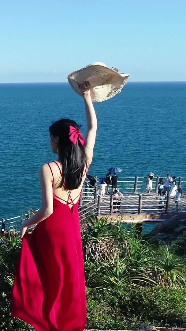 惠州海龟湾石崖上的少女视频的预览图