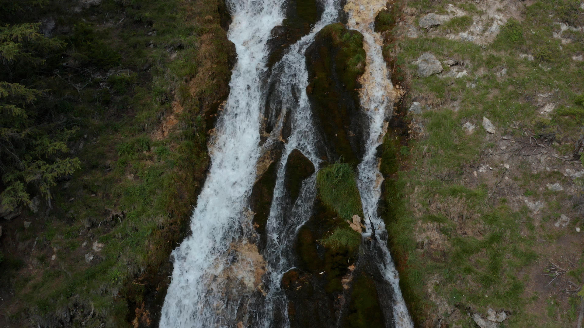 4K天山溪流瀑布视频的预览图