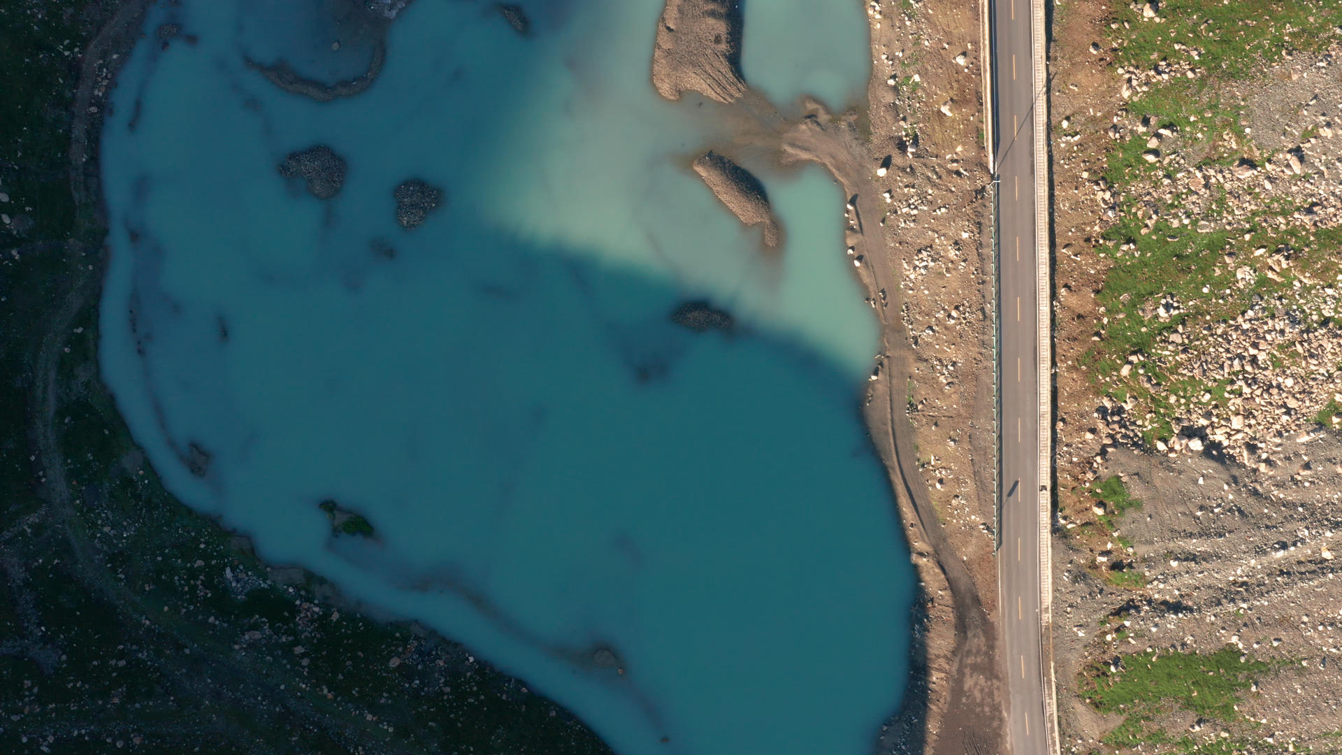 4K航拍新疆高山湖泊风光视频的预览图