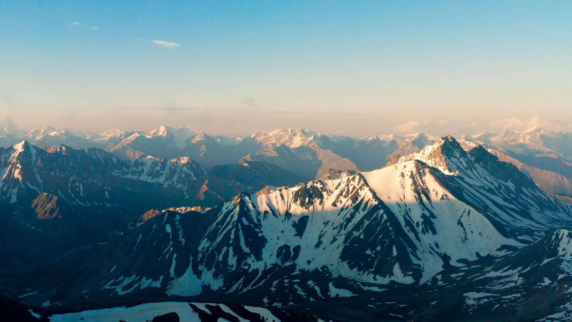 新疆天山雪山雪峰航拍视频的预览图
