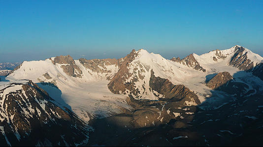 4K航拍新疆天山雪山雪峰视频的预览图