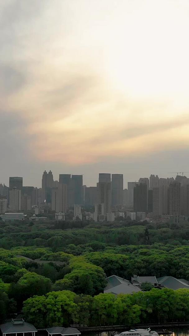 日落时分的城市建筑和大面积绿化视频素材视频的预览图