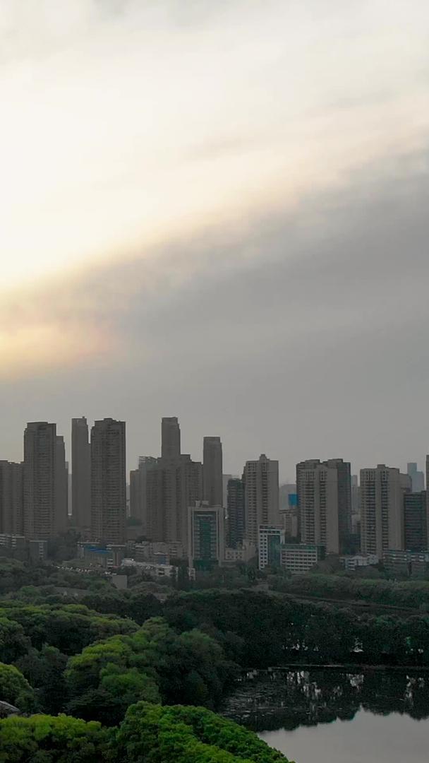 日落时分的城市建筑和大面积绿化视频素材视频的预览图