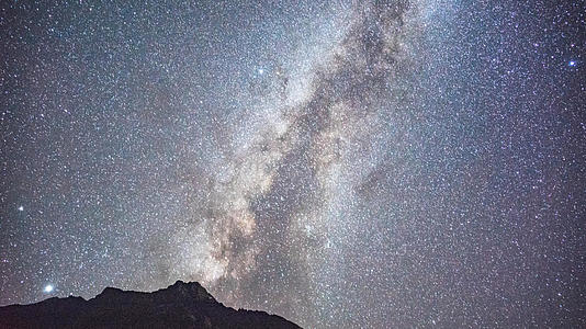 8k延时西藏米亚山口夜景银河素材视频的预览图