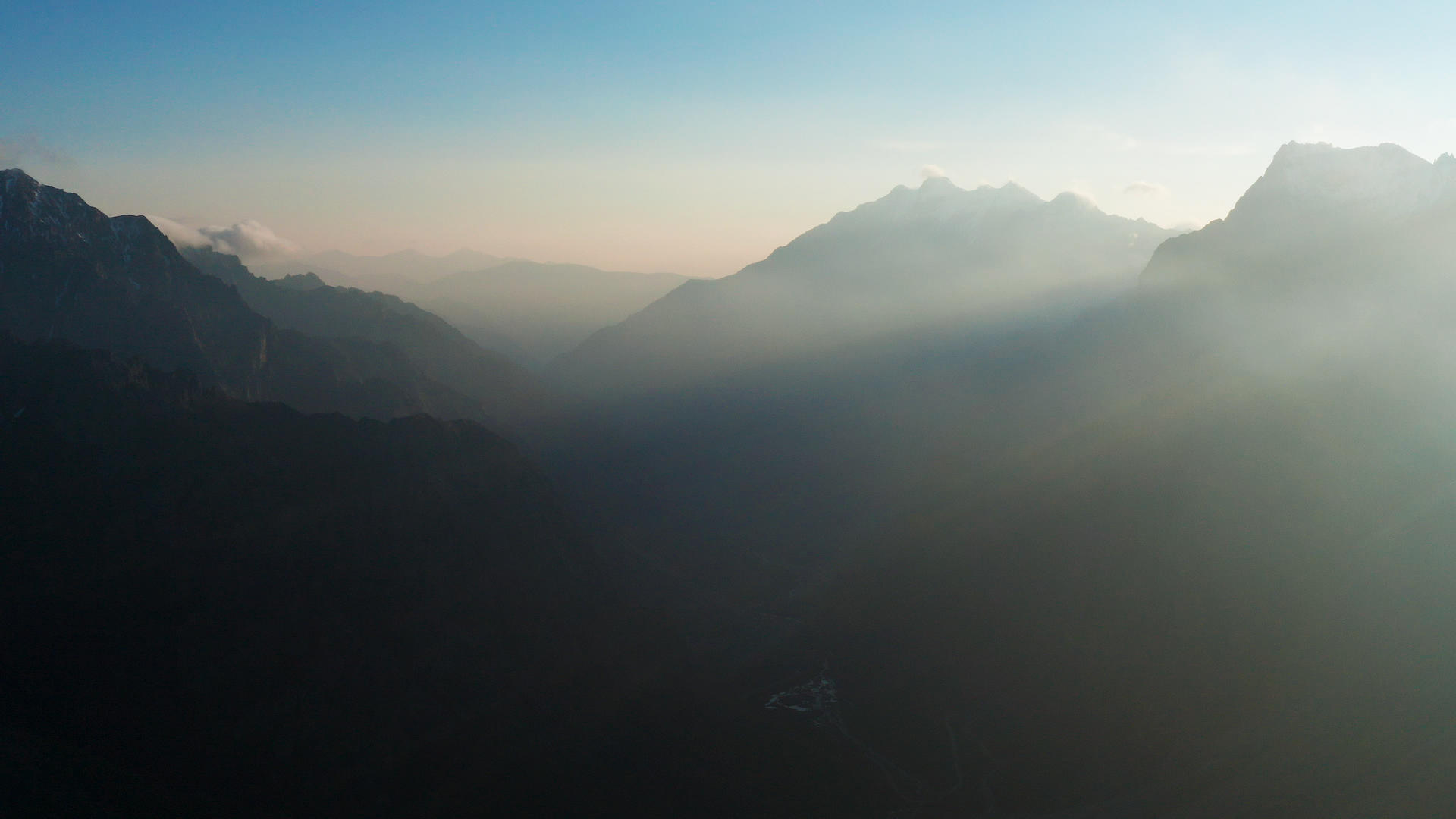 4K航拍新疆天山日出光影视频的预览图