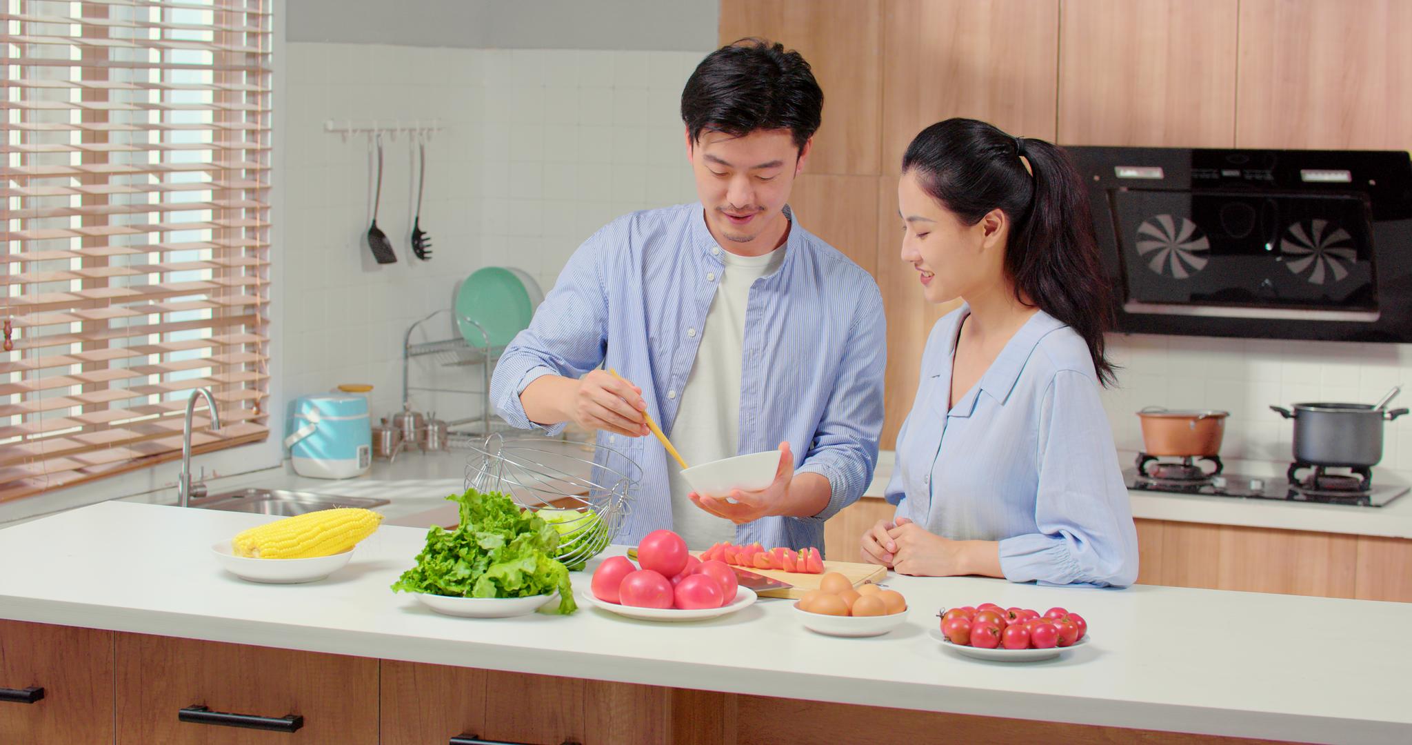 8K青年夫妻厨房做饭视频的预览图