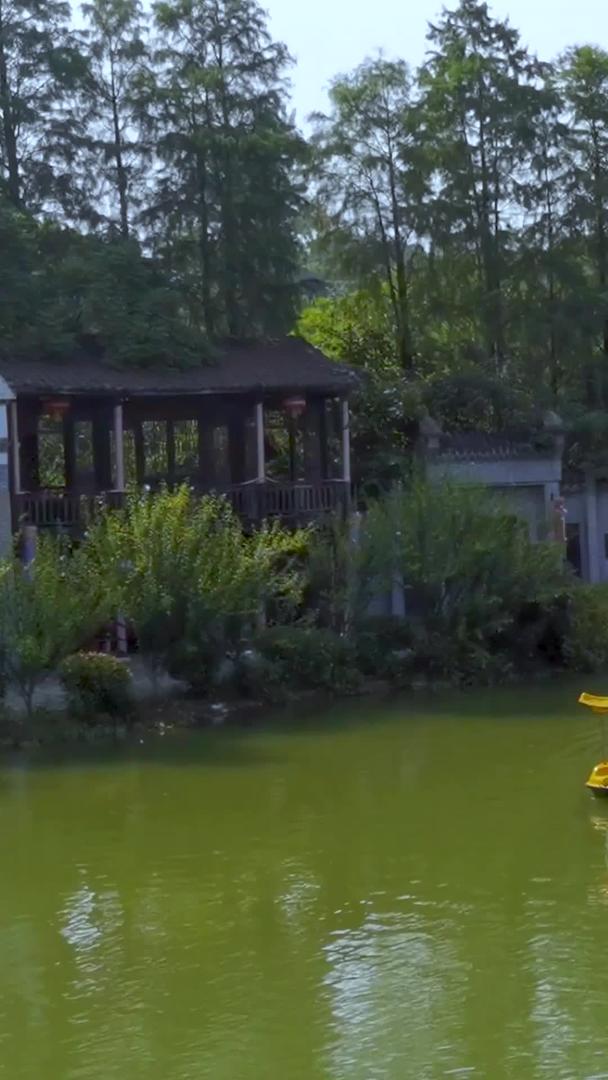 航空古镇湖中的游船素材视频的预览图