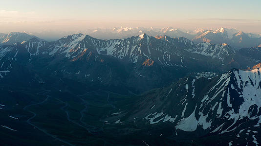 4K航拍新疆天山盘山路雪山视频的预览图