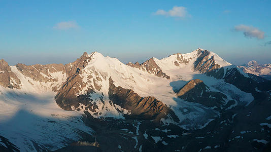 4K航拍新疆天山雪山雪峰视频的预览图