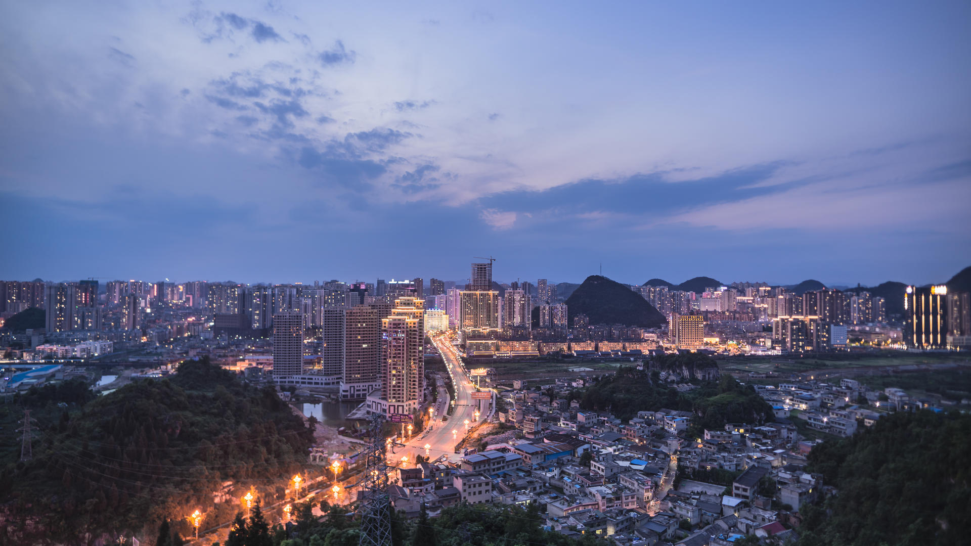 6k贵州安顺城市全景日转夜视频的预览图
