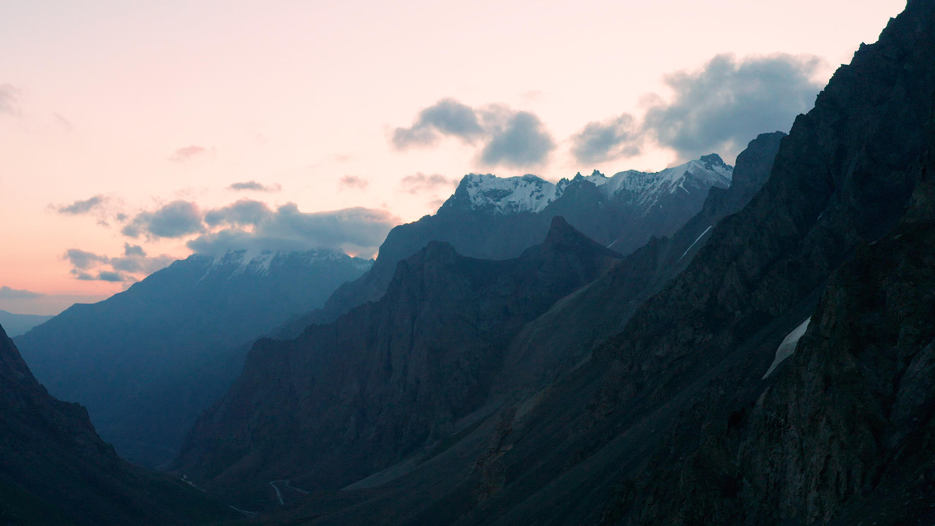 4K航拍新疆天山日出视频的预览图