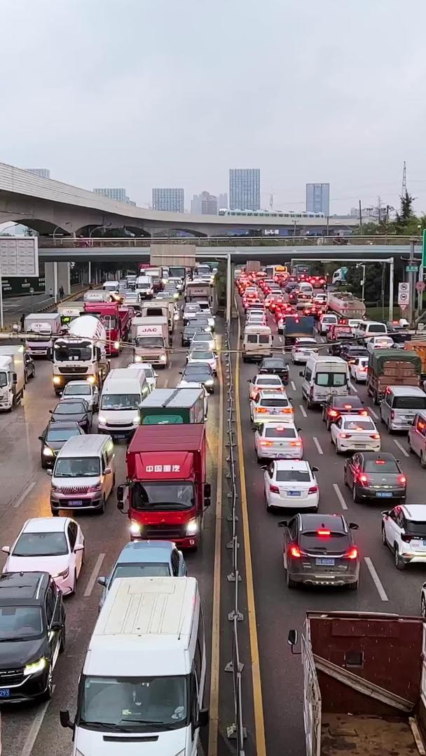城市上下班高峰期交通堵塞道路堵塞材料？视频的预览图