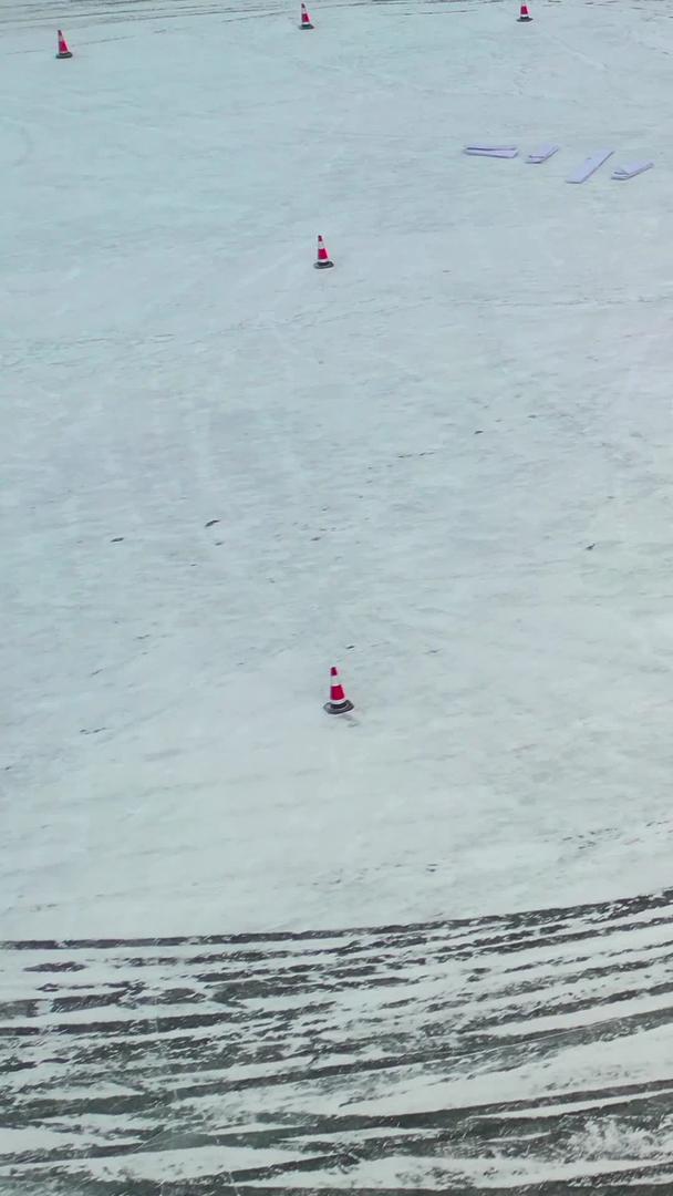 拍摄汽车冰雪漂移雪中的航拍视频的预览图