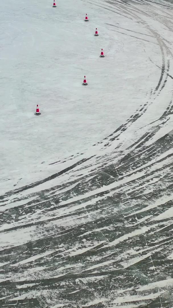 拍摄汽车冰雪漂移雪中的航拍视频的预览图