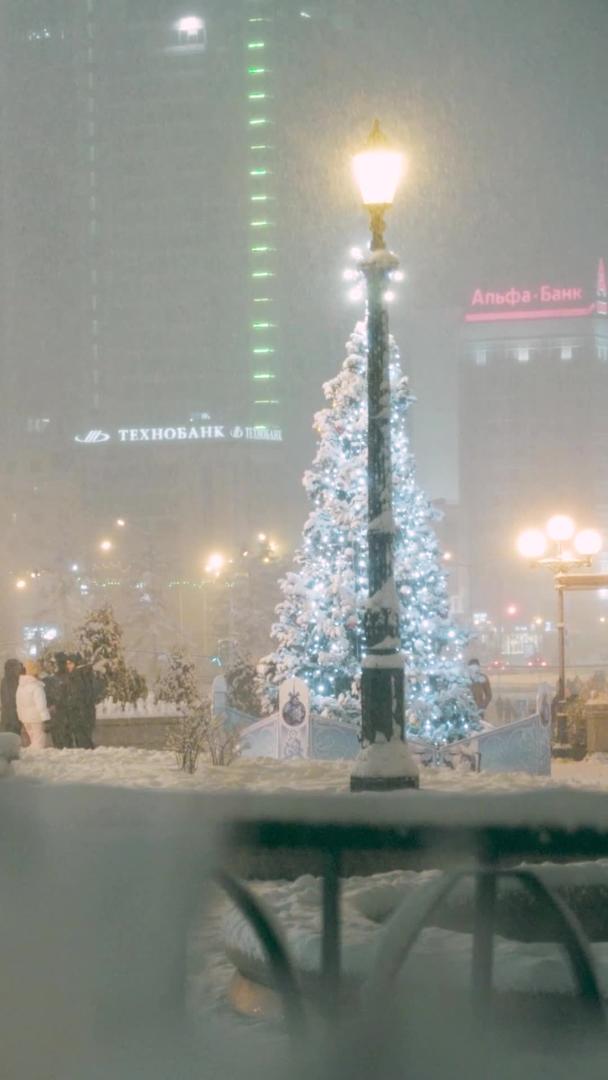 圣诞之夜城市街头飘落雪花视频的预览图
