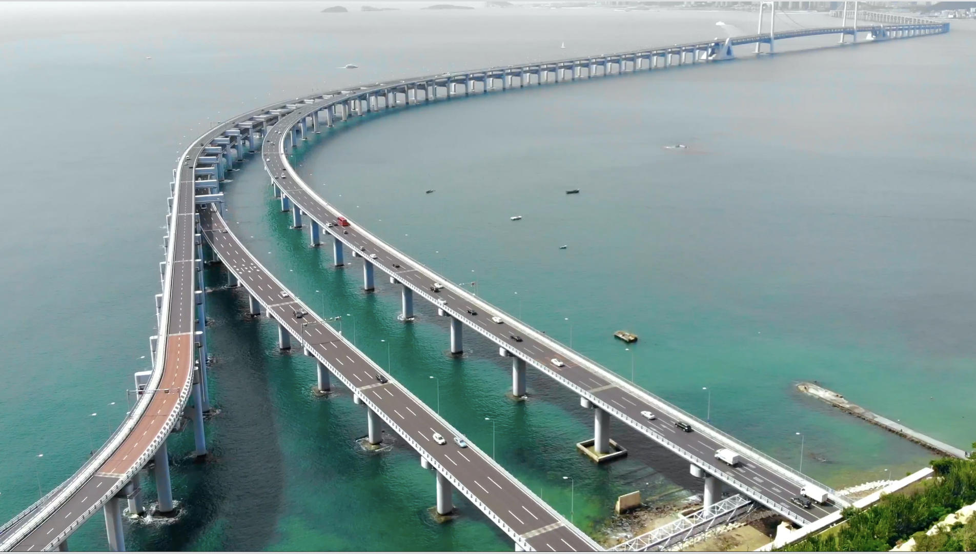 4k航拍大连地标跨海大桥视频的预览图