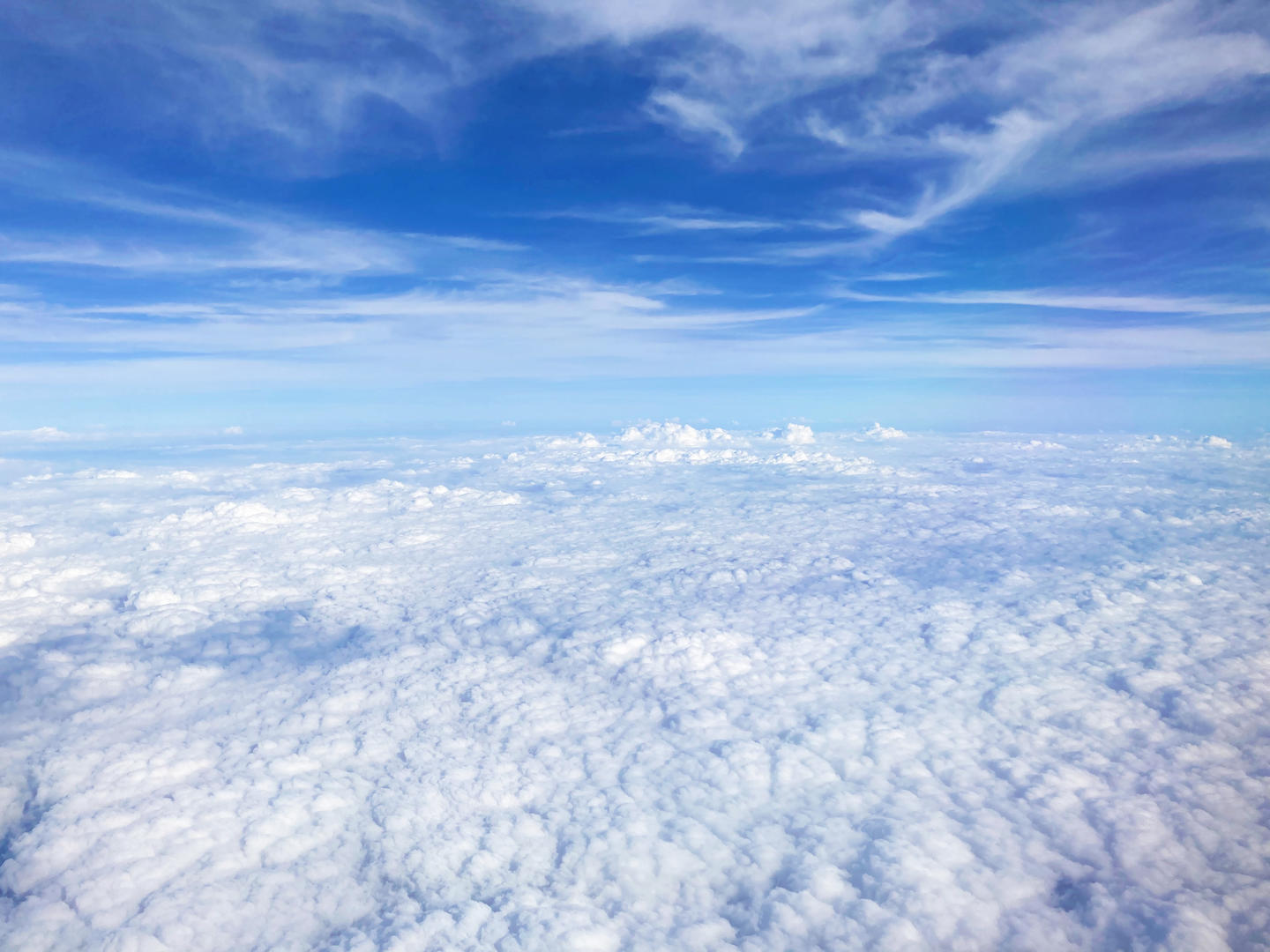 飞机上航拍云层云海视频的预览图
