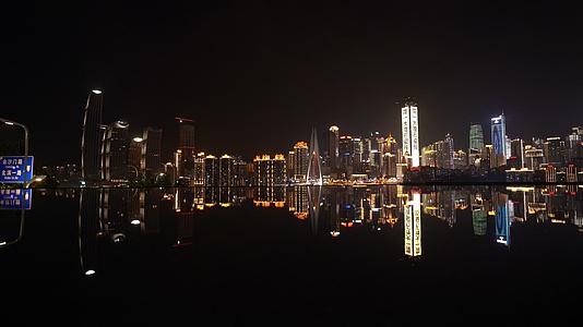 重庆CBD网红地标水中倒影视频的预览图