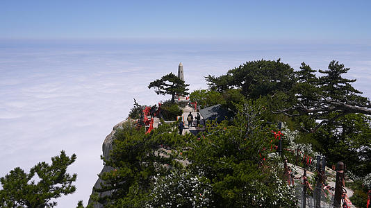 陕西5A级旅游景区西岳华山云台峰欣赏云海的游客4k素材视频的预览图