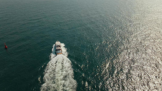 4k海上的游轮60帧慢动作航拍视频的预览图