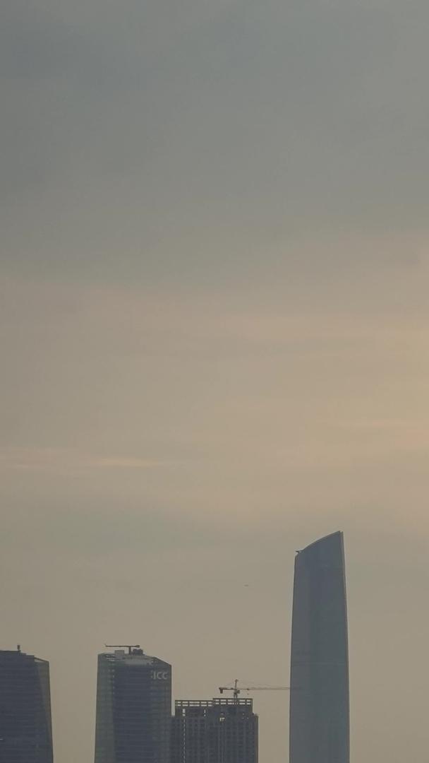 延时摄影航拍风光城市夕阳落日天空风起云涌的城市天际线金融中心素材视频的预览图