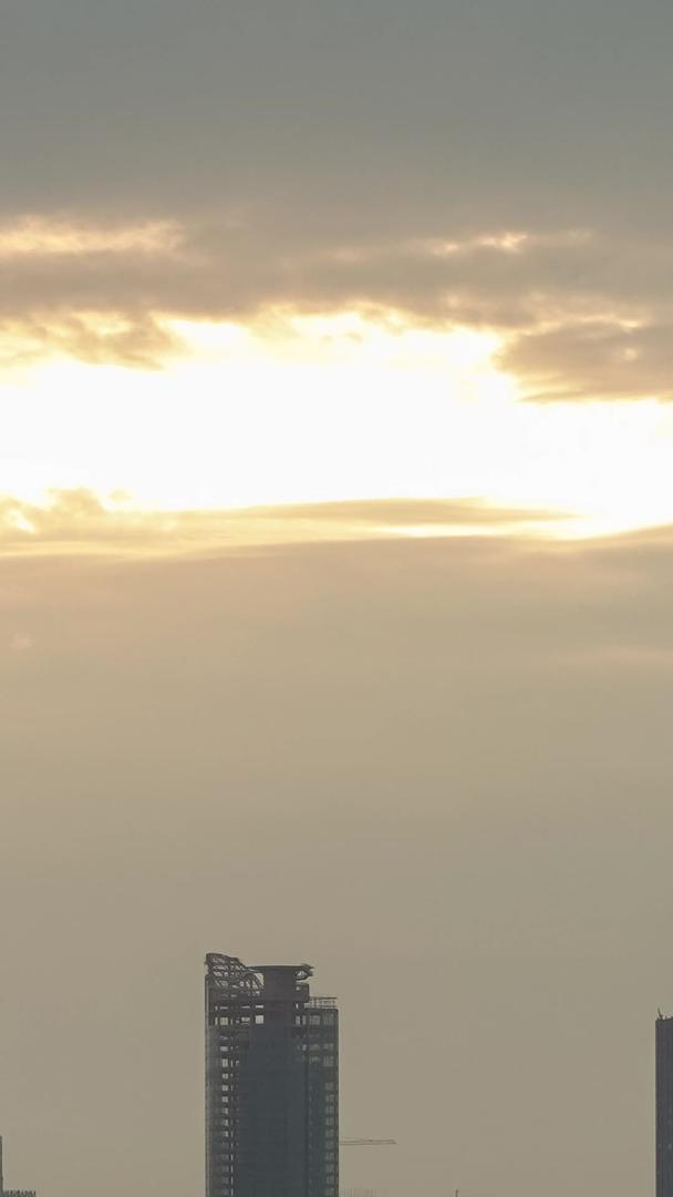 延时摄影航拍风光城市夕阳落日天空风起云涌的城市天际线金融中心素材视频的预览图