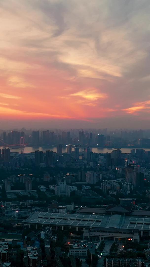 极端日落天气下城市风光视频素材视频的预览图