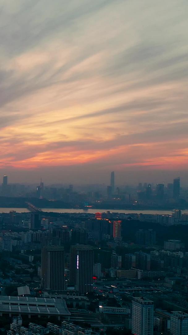 极端日落天气下城市风光视频素材视频的预览图