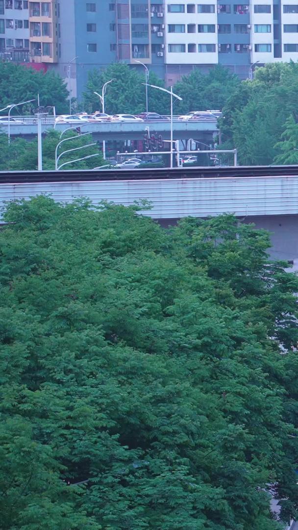 城市三层立体交通道路天桥轨道列车素材视频的预览图