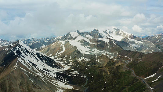 新疆天山航拍4K视频的预览图