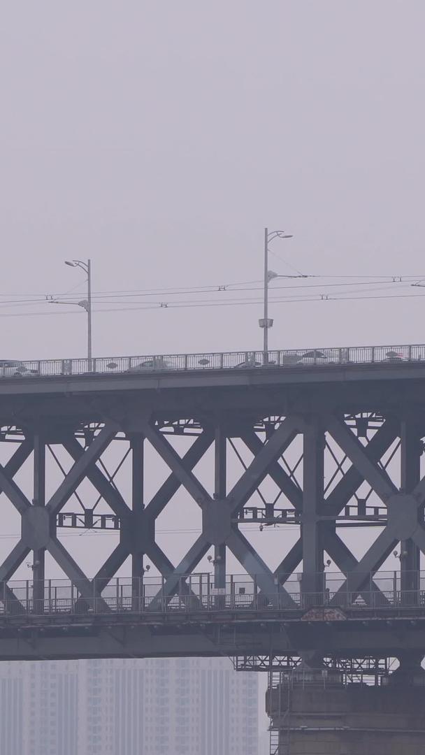 在公共铁路两用桥上穿行的城市火车交通材料视频的预览图