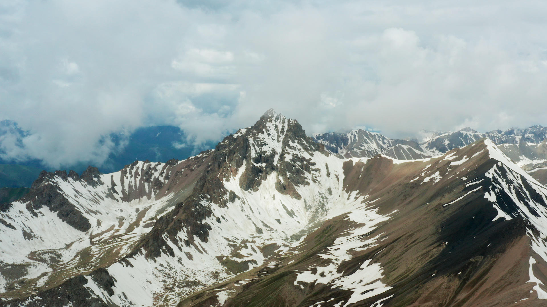 新疆天山雪山视频的预览图