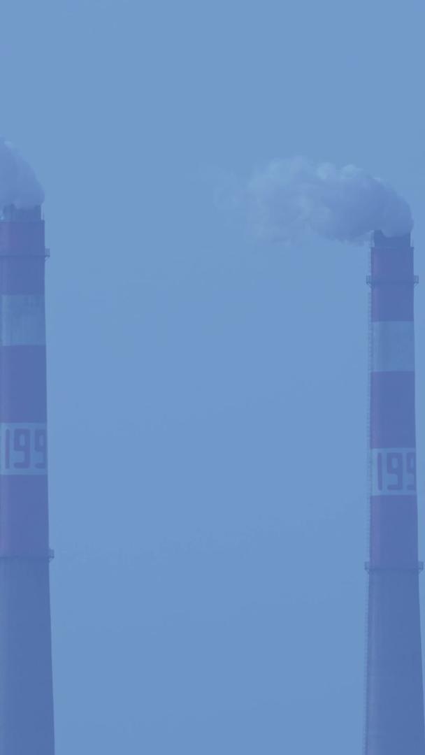 城市周边工厂冒烟的烟囱能源环保材料视频的预览图