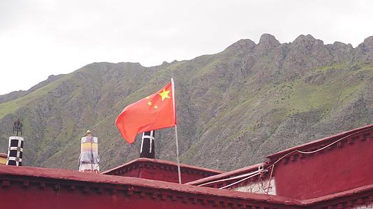 藏区爱国五星红旗飘扬视频的预览图