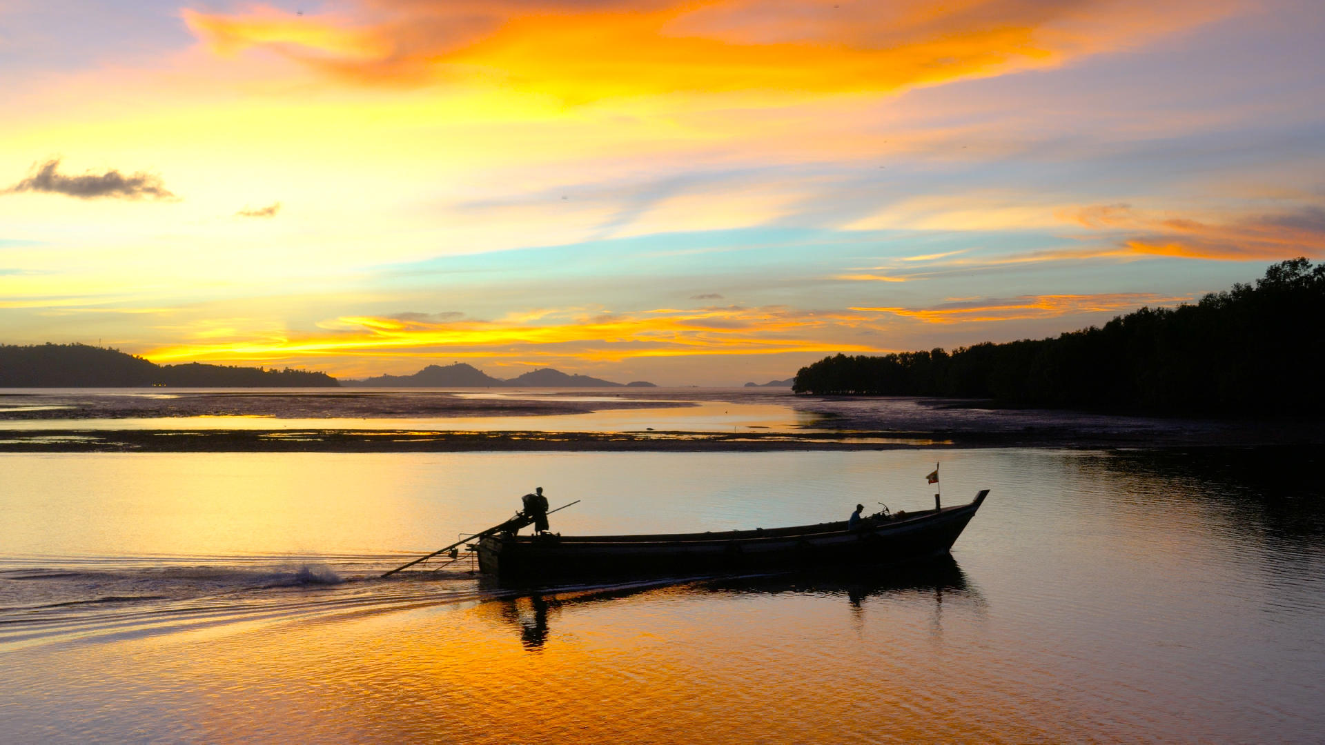 夕阳黄昏下行驶的渔船实拍4K视频的预览图