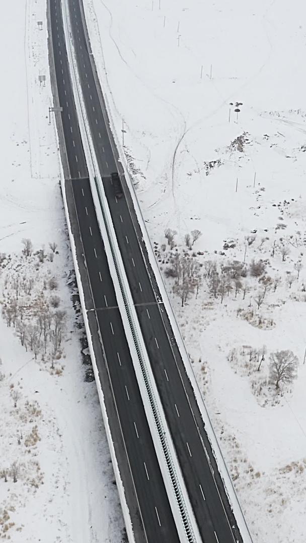 新疆冬季雪原高速公路旅游风景视频的预览图